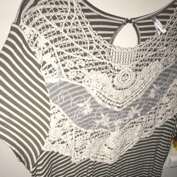 Vanity XL mesh/detail top Tee - Picture 3 of 3
